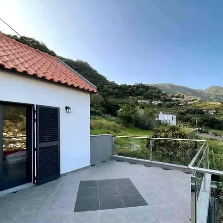3 Bedroom House With Sea & Mountain Views - Holiday home